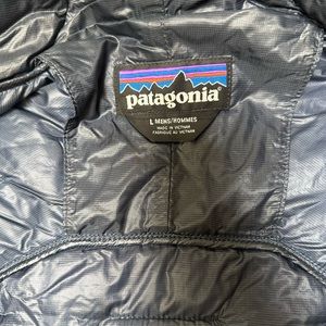 Men’s navy Patagonia puffy lightweight jacket